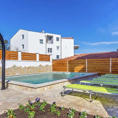 Studio In Li Njan With Shared Pool * Ližnjan