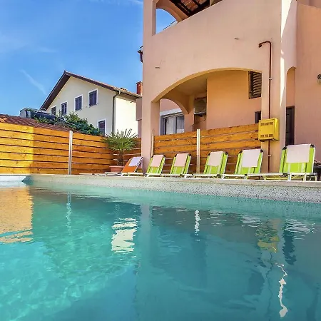 Studio In Li Njan With Shared Pool * Ližnjan
